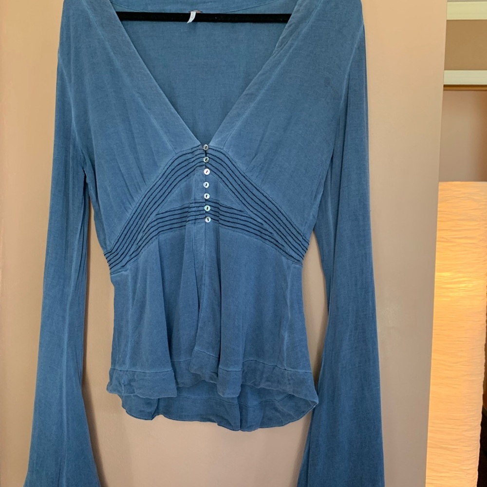 Free people size medium long flared sleeved shirt. Size medium. Great condition - Picture 3 of 8